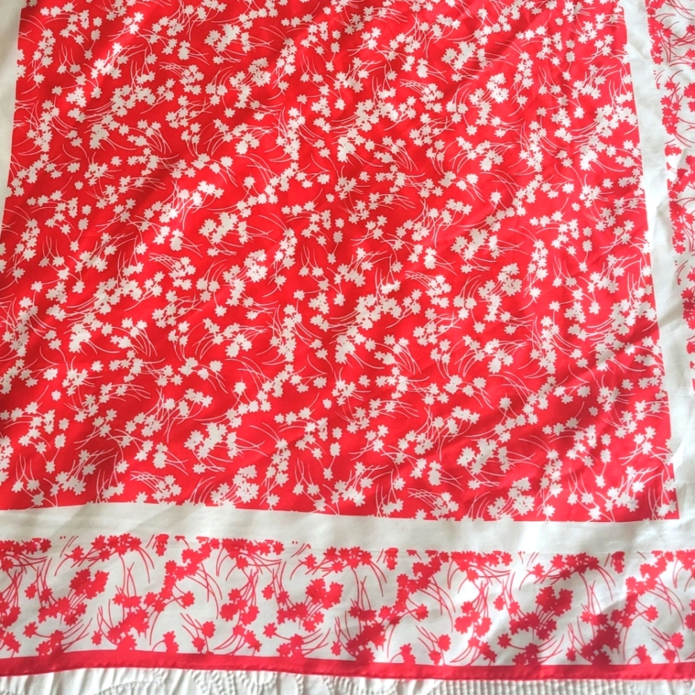 BILL BLASS SILK SCARF 27X27 VINTAGE.